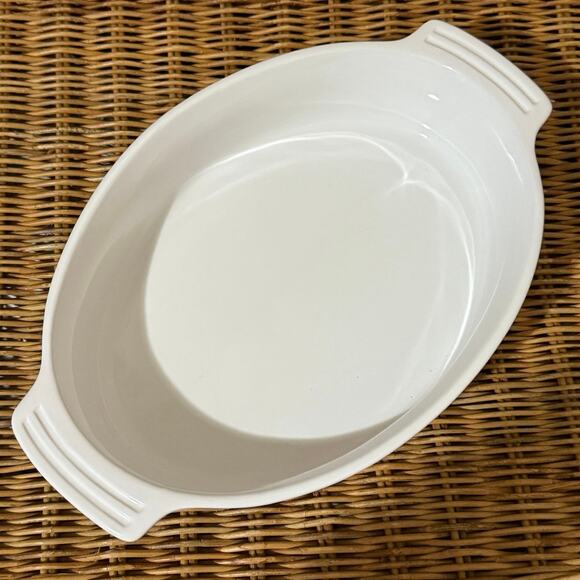 Le Creuset Classic white oval baking dish. 11” x 8”  1.9 qt. Like new condition - Picture 1 of 4